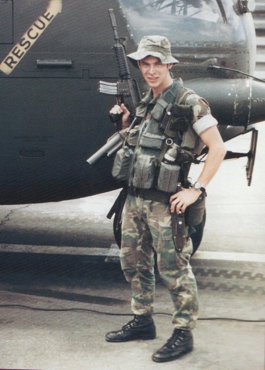 Soldado con un Randall a.jpg