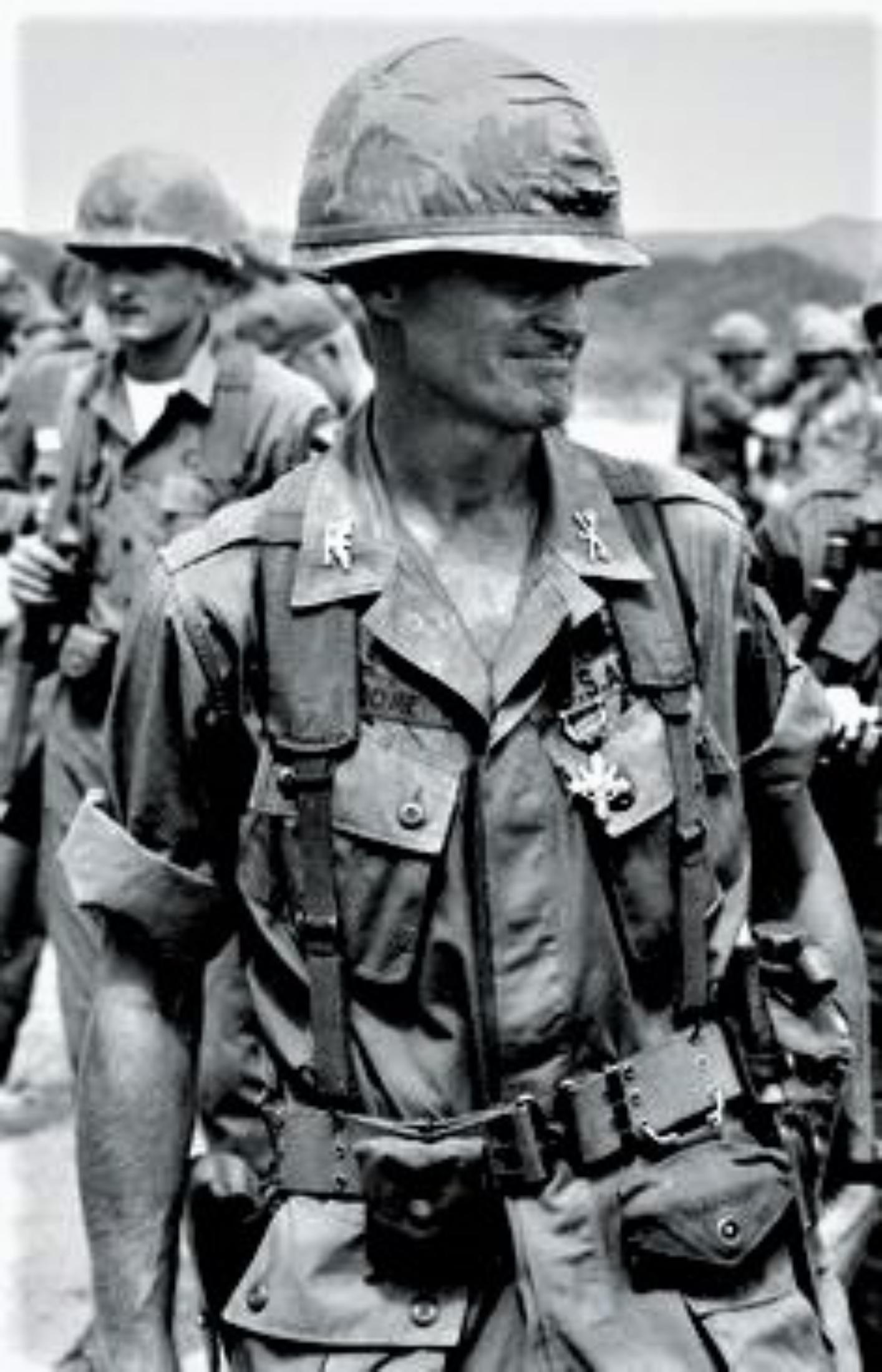 dfd2abe274be207242b6cce65e431d93--hal-moore-vietnam.jpg
